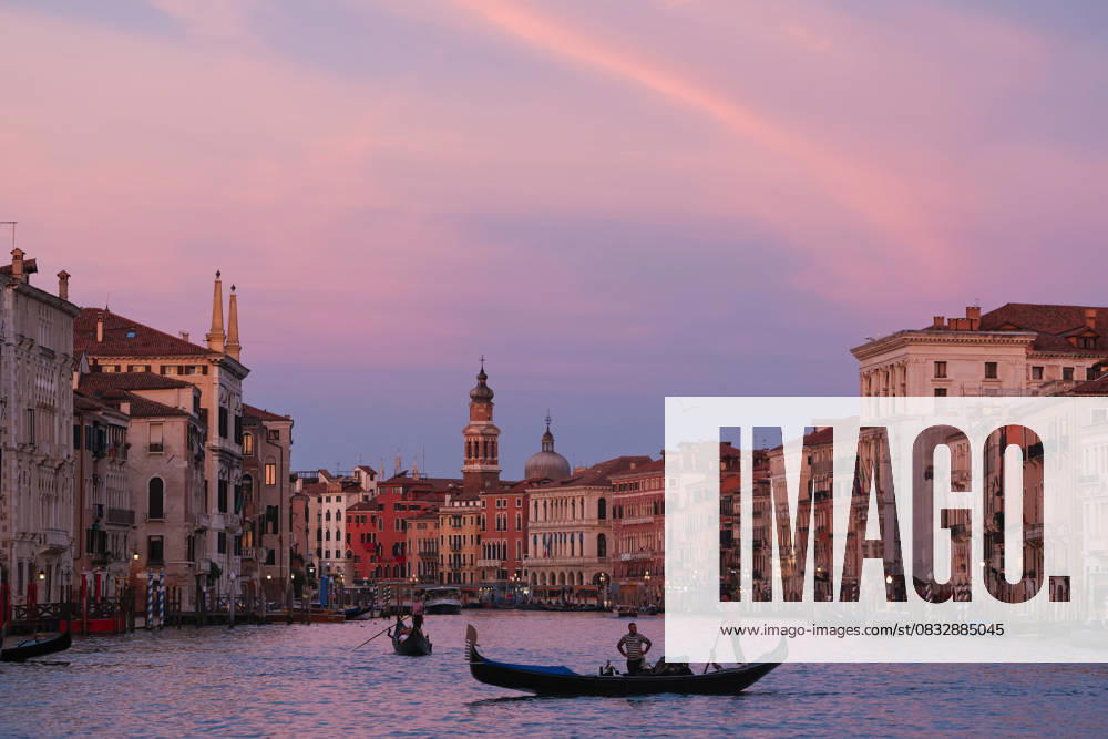 (250908) -- VENICE, Sept. 8, 2025 -- People row boats at sunset after the Regata Storica boat race in Venice, Italy, Sept. 7, 2025. The Regata Storica is a historic annual boat parade and rowing race on the Grand Canal in Venice. ) ITALY-VENICE-BOAT RACE LixJing