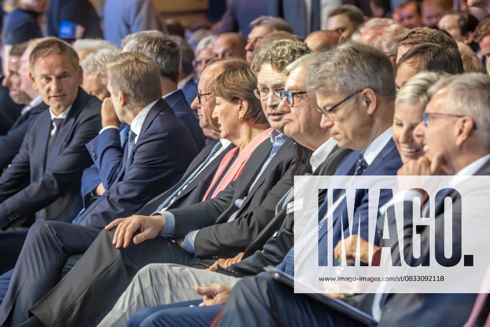 Bundeskanzler Friedrich Merz mit Automobilmanagern bei der Eröffnungsfeier der IAA Mobility 2025, Messe München, 9. September 2025 Deutschland, München, 9. September 2025, Bundeskanzler Friedrich Merz, mit Automobilmanagern bei der Eröffnung der IAA Mobility 2025, von links: Oliver Blume, VW Porsche, Söder (verdeckt), Oliver Zipse, CEO BMW, (abgewandt), Bundeskanzler Merz, Hildegard Müller, Präsidentin VDA, Ola Källenius, CEO Mercedes, Arndt G. Kirchhof, KIRCHHOFF Gruppe, Patrick Schnieder, Bundesverkehrsminister, Karin Radström, CEO Daimler Truck, Holger Klein, ZF Friedrichshafen, Internationale Automesse vom 9. bis 14. September 2025, Verkehr, Mobilität, Autoindustrie, Automobilindustrie, Wirtschaft, Ausstellung, Bayern, bayeris