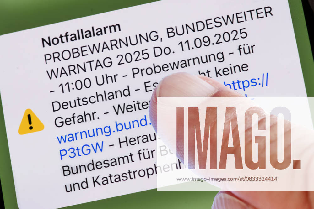 Nationwide warning day, test alert at 11 am, warning message on smartphone, September 11, 2025 Germany, Munich, September 11, 2025, nationwide warning day, warning message at 11 am on a smartph