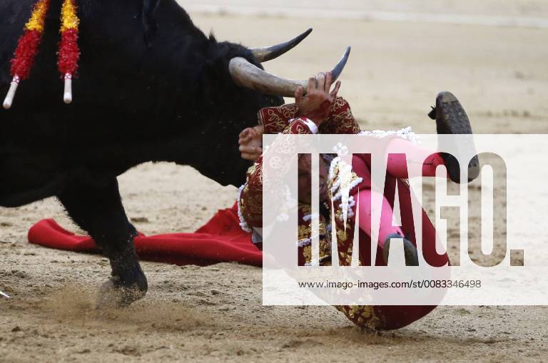 Spanish bullfighter Gines Marin fights with his second bull during the San Isidro bullfighting fair held at Las Ventas bullring in Madrid, Spain, 24 May 2018. San Isidro bullfighting fair !ACHTUNG: NUR REDAKTIONELLE NUTZUNG!