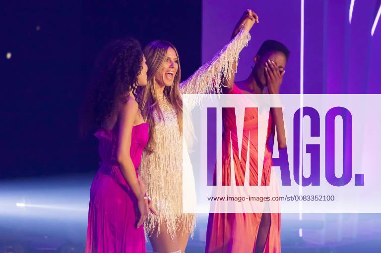 Julianna Townsend Heidi Klum and Oluwatoniloba spin Adenuga at the final of Germany s Next Top Model 2018 at the ISS Dome Dusseldorf 24 05 2018 Foto:xA.xHavergox xFuturexImage