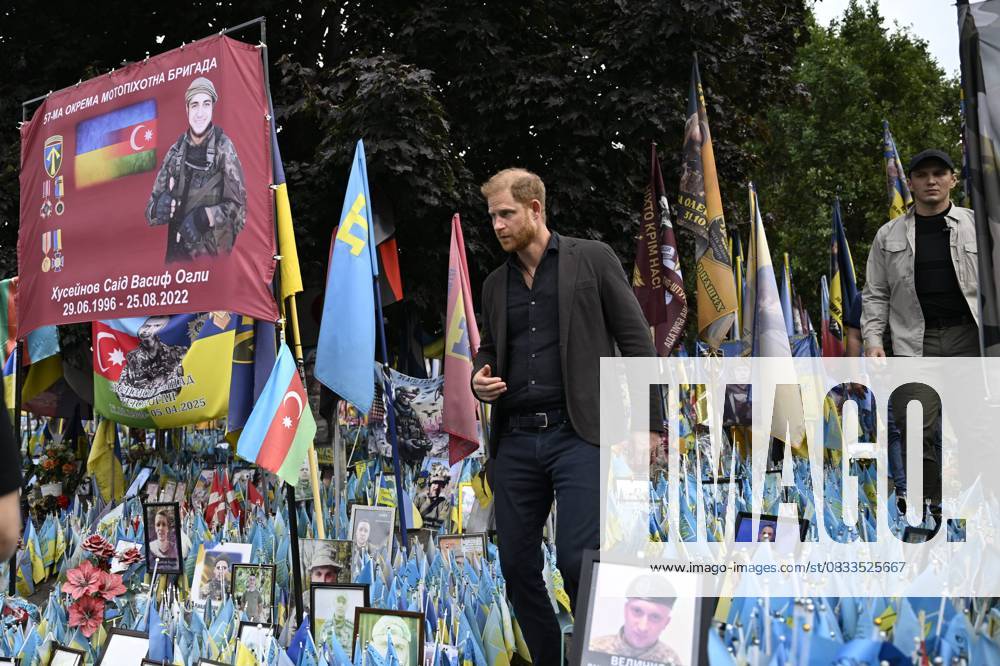 Bilder des Jahres 2025, Entertainment 09 September Britain s Prince Harry, Duke of Sussex visits makeshift memorial for Ukrainian and foreign soldiers at Independence Square Maidan in Kyiv, Ukraine on September 12, 2025. Prince Harry, the Duke of Sussex, made a surprise visit to the Ukrainian capital Kyiv on Friday. Kiev Ukraine