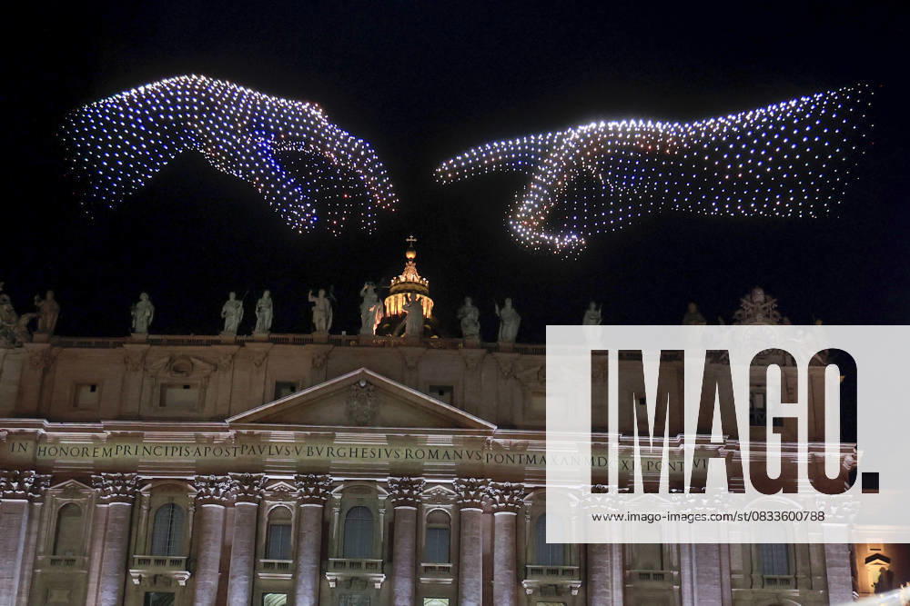 Bilder des Jahres 2025, Entertainment 09 September Concert for the Meeting on Human Fraternity art the Vatican VATICAN CITY, VATICAN – SEPTEMBER 13: Drones flying over St. Peter’s Basilica reproduce Michelangelo’s fresco The Creation of Adam during the free concert Grace of the World on the occasion of the World Meeting on Human Fraternity in St. Peter’s Square at the Vatican, on September 13, 2025. Riccardo De Luca Anadolu Vatican City Vatican. Editorial use only. Please get in touch for any other usage.