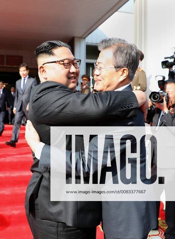 (180526) -- PANMUNJOM, May 26, 2018 -- South Korean President Moon Jae-in (R) and top leader of the Democratic People s Republic of Korea (DPRK) Kim Jong Un hold their second summit at the DPRK side of the border village of Panmunjom, on May 26, 2018. ) (srb) DPRK-SOUTH KOREA-SECOND SUMMIT BluexHouse
