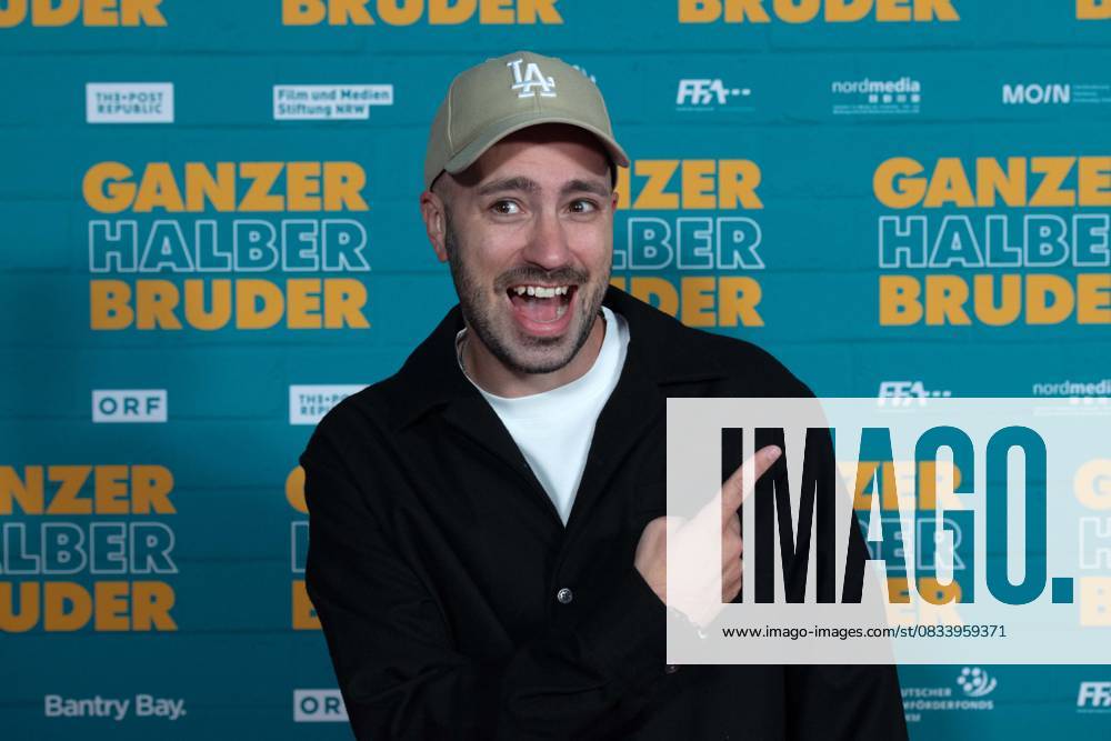 Dominik PORSCHEN, presenter, red carpet, red carpet show, arrival, film premiere GANZER HALBER BRUDER on 15 09 2025 at the Cinedom cinema in Cologne,