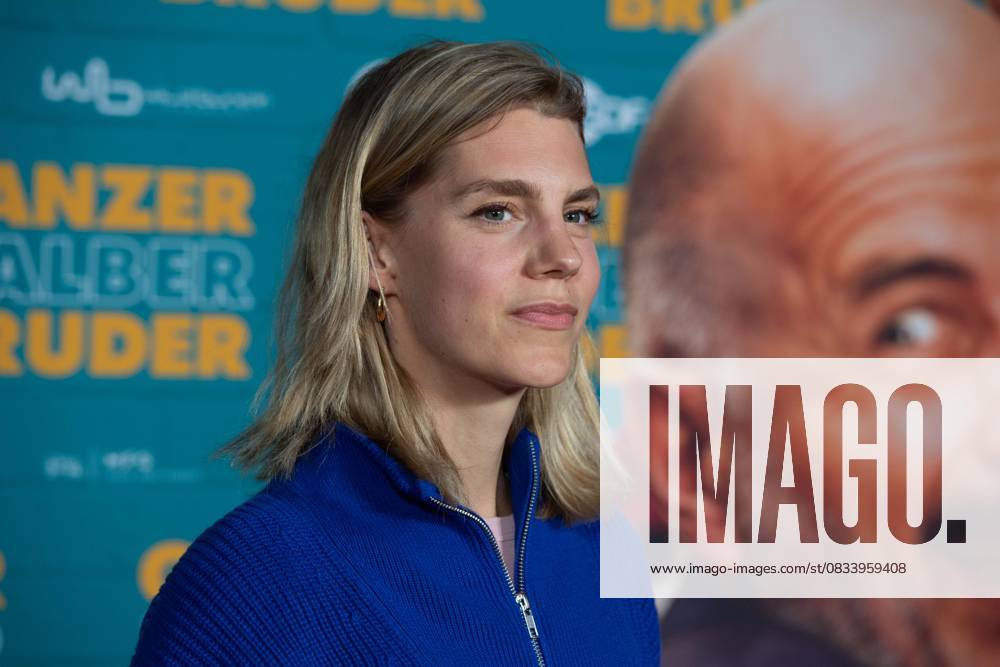 Bettine Langehein, actress, red carpet, red carpet show, arrival, arrival, film premiere GANZER HALBER BRUDER on 15 09 2025 at the Cinedom cinema in Cologne,