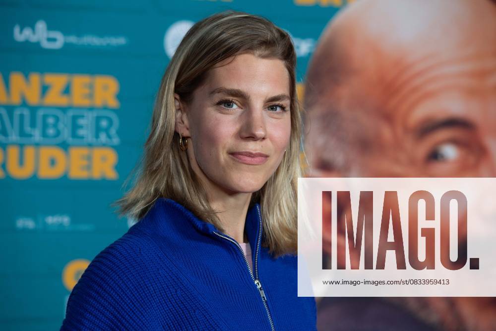 Bettine Langehein, actress, red carpet, red carpet show, arrival, arrival, film premiere GANZER HALBER BRUDER on 15 09 2025 at the Cinedom cinema in Cologne,