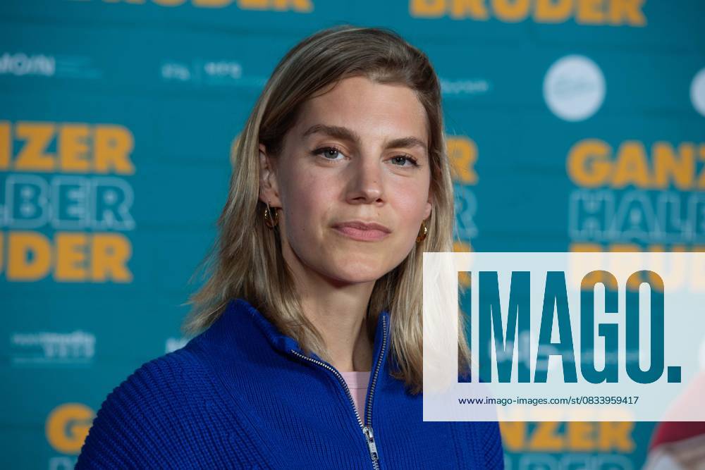 Bettine Langehein, actress, red carpet, red carpet show, arrival, arrival, film premiere GANZER HALBER BRUDER on 15 09 2025 at the Cinedom cinema in Cologne,