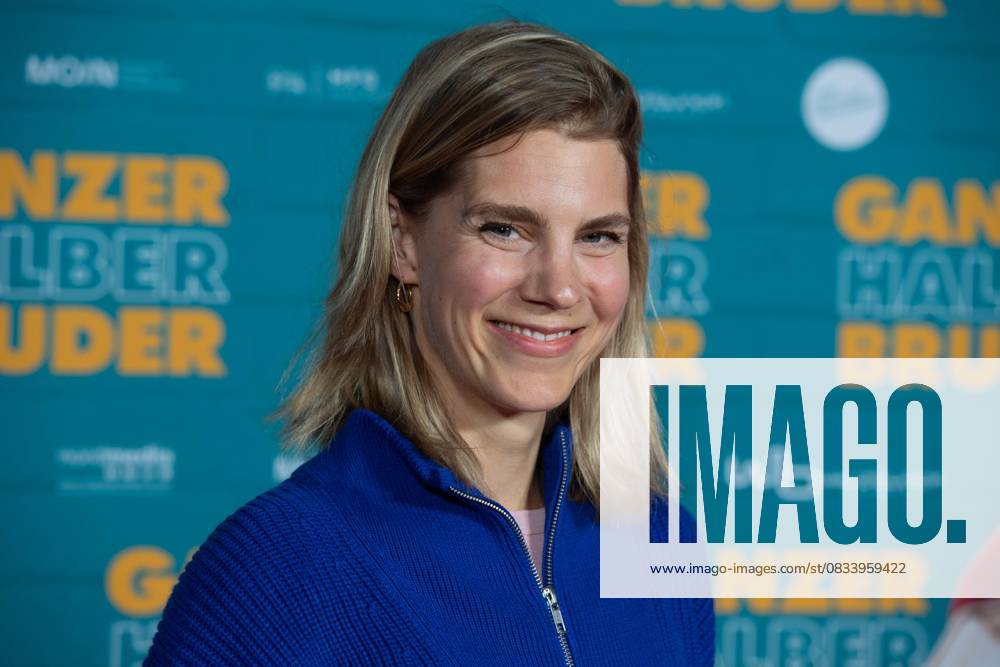 Bettine Langehein, actress, red carpet, red carpet show, arrival, arrival, film premiere GANZER HALBER BRUDER on 15 09 2025 at the Cinedom cinema in Cologne,