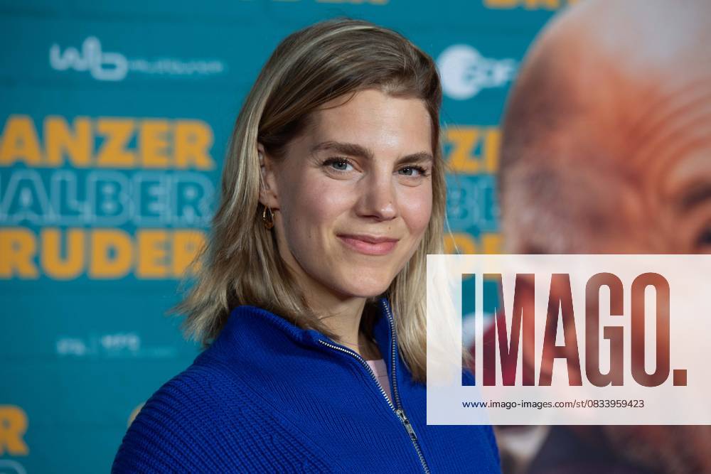 Bettine Langehein, actress, red carpet, red carpet show, arrival, arrival, film premiere GANZER HALBER BRUDER on 15 09 2025 at the Cinedom cinema in Cologne,