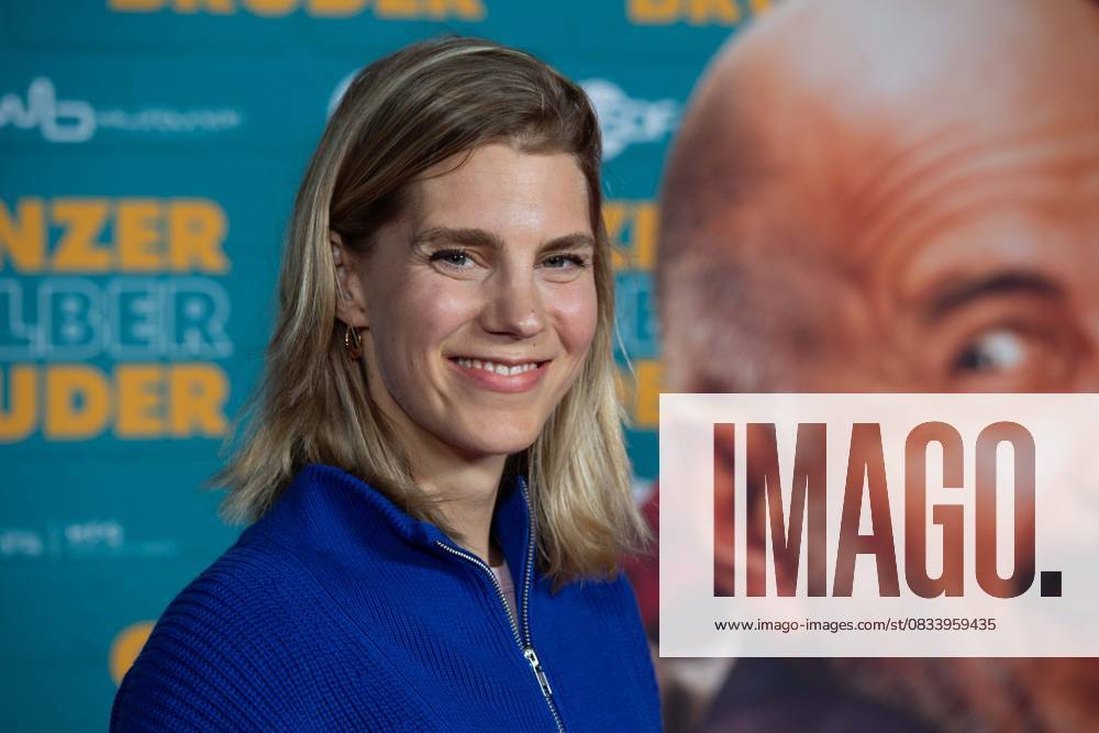 Bettine Langehein, actress, red carpet, red carpet show, arrival, arrival, film premiere GANZER HALBER BRUDER on 15 09 2025 at the Cinedom cinema in Cologne,