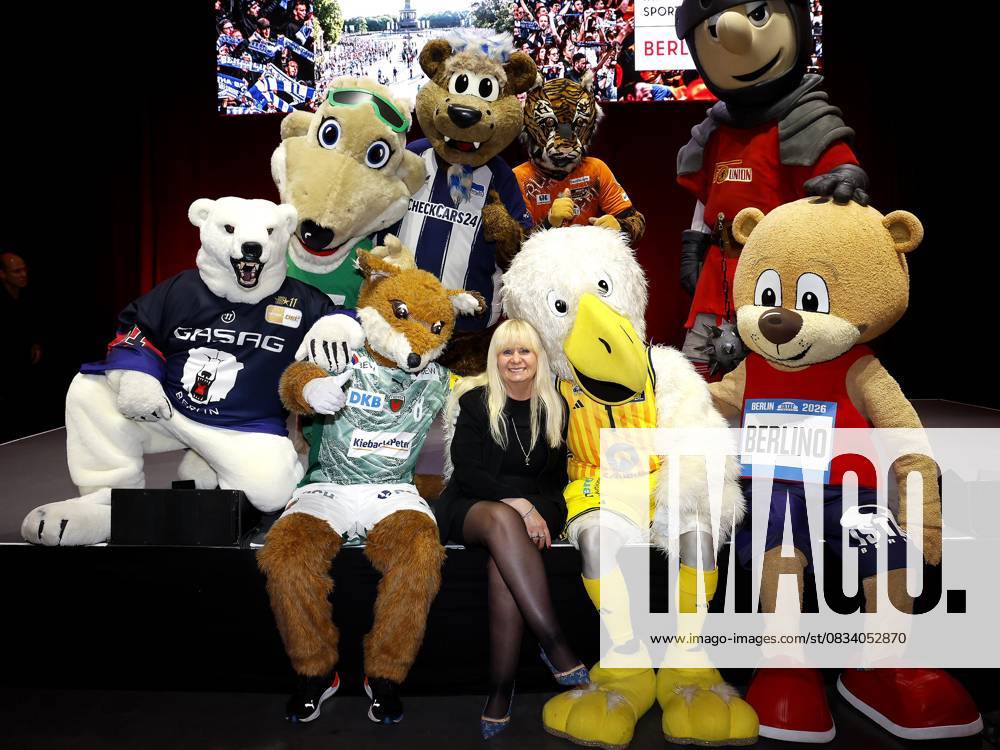 Mascot with Iris Spranger at the season opener of the Sportmetropole Berlin in the Max Schmeling Halle