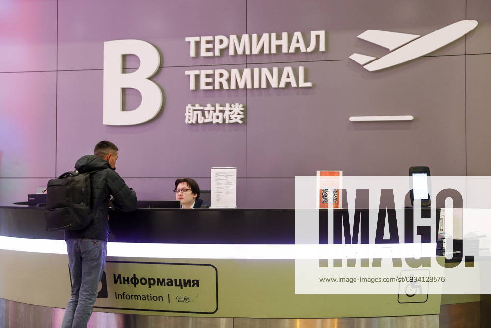 RUSSIA, MOSCOW REGION - SEPTEMBER 17, 2025: A man approaches an information desk at Sheremetyevo International Airport Russia - ZUMAt113 20250917_zaa_t113_078