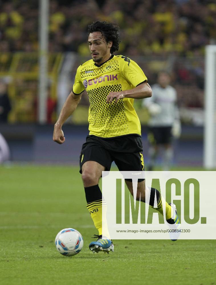 Fußball Bundesliga Saison 2011 2012, 1. Spieltag : Borussia Dortmund-Hamburger SV 3-1 im Signal Iduna Park in Dortmund- Mats Hummels (BVB) Fussball,Herren,Männer,Liga,Bundesliga,DFL,Aktion,Ganzkörper,Freisteller, Ball,Dynamik,hoch