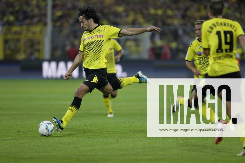 Fußball Bundesliga Saison 2011 2012, 1. Spieltag : Borussia Dortmund-Hamburger SV 3-1 im Signal Iduna Park in Dortmund- Mats Hummels (BVB) Fussball,Herren,Männer,Liga,Bundesliga,DFL,Aktion,Ganzkörper,Freisteller, Ball,Dynamik,quer