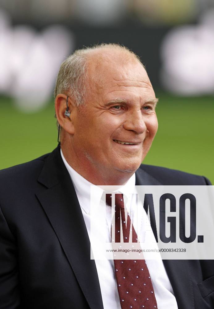 Fußball Bundesliga Saison 2011 2012, 1. Spieltag : Borussia Dortmund-Hamburger SV 3-1 im Signal Iduna Park in Dortmund- Uli Hoeneß beim Sky Gespräch vor dem Spiel Fussball,Herren,Männer,Liga,Bundesliga,DFL,SKY,Medien,Interview, Gesprächsrunde,Diskussion,Experte,Fachmann,Kommentar,Mimik,Porträt,hoch