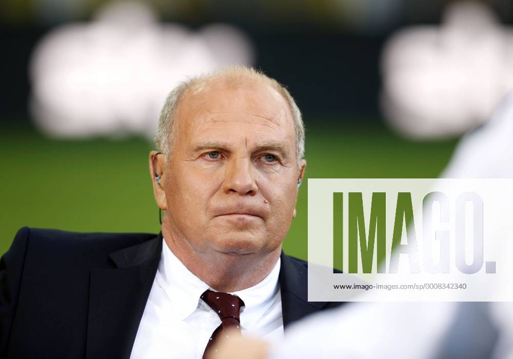 Fußball Bundesliga Saison 2011 2012, 1. Spieltag : Borussia Dortmund-Hamburger SV 3-1 im Signal Iduna Park in Dortmund- Uli Hoeneß beim Sky Gespräch vor dem Spiel Fussball,Herren,Männer,Liga,Bundesliga,DFL,SKY,Medien,Interview, Gesprächsrunde,Diskussion,Experte,Fachmann,Kommentar,Mimik,Porträt,quer