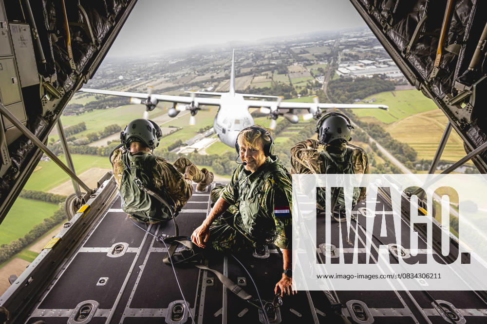 Bilder des Jahres 2025, Entertainment 09 September 18-09-2025 Eindhoven King Willem-Alexander visited the international airborne exercise Falcon Leap at Eindhoven Air Base. Â