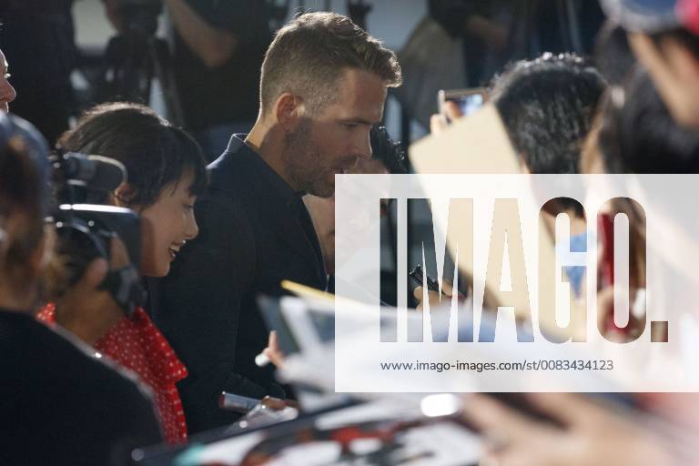 Canadian actor Ryan Reynolds signs autographs for fans during the Japan Premiere for his film Deadpool 2 on May 29, 2018, Tokyo, Japan. The second installment of the Marvel hit movie will be released in Japan on June 1st. (gxta_DPool2jp030)