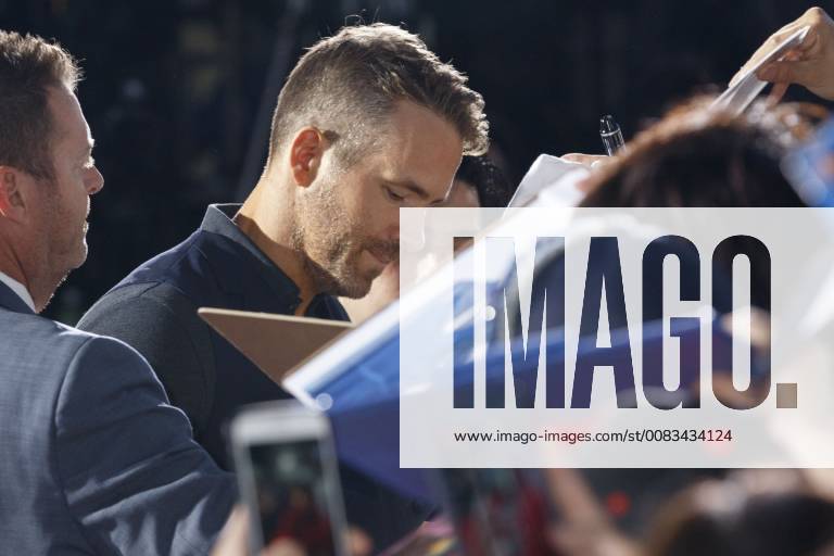 Canadian actor Ryan Reynolds signs autographs for fans during the Japan Premiere for his film Deadpool 2 on May 29, 2018, Tokyo, Japan. The second installment of the Marvel hit movie will be released in Japan on June 1st. (gxta_DPool2jp031)