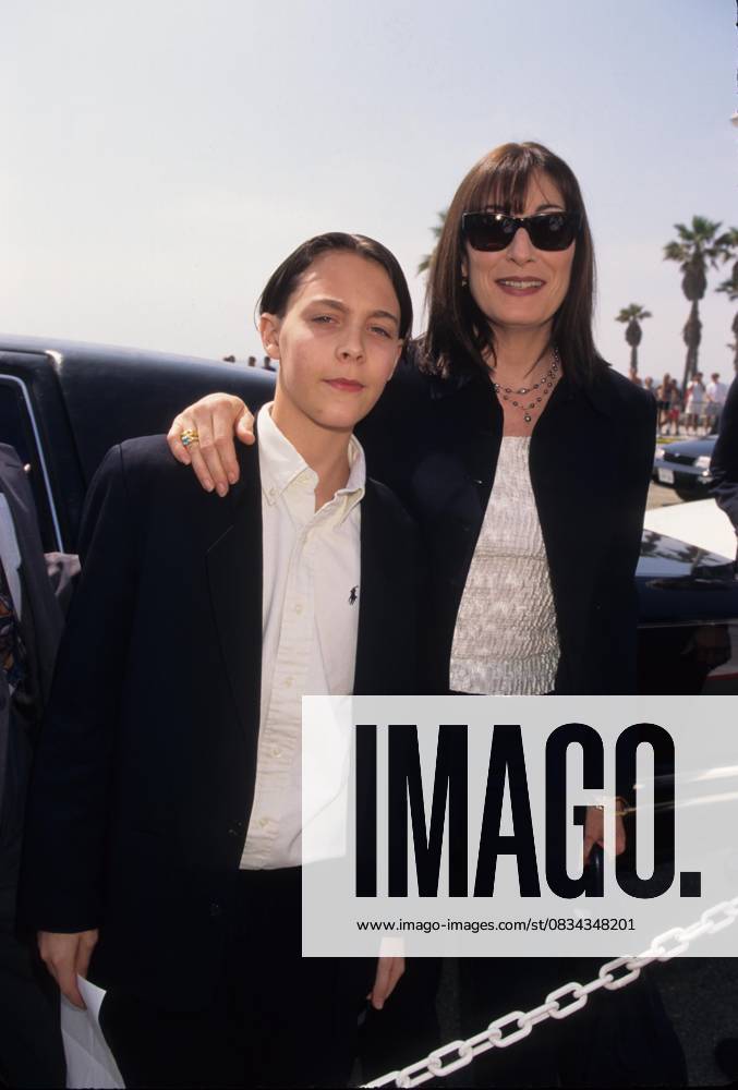 ANJELICA HUSTON ANJELICA HUSTON with her nephew Jack at the 12th Independent Spirit Awards 1997.k8163lr.