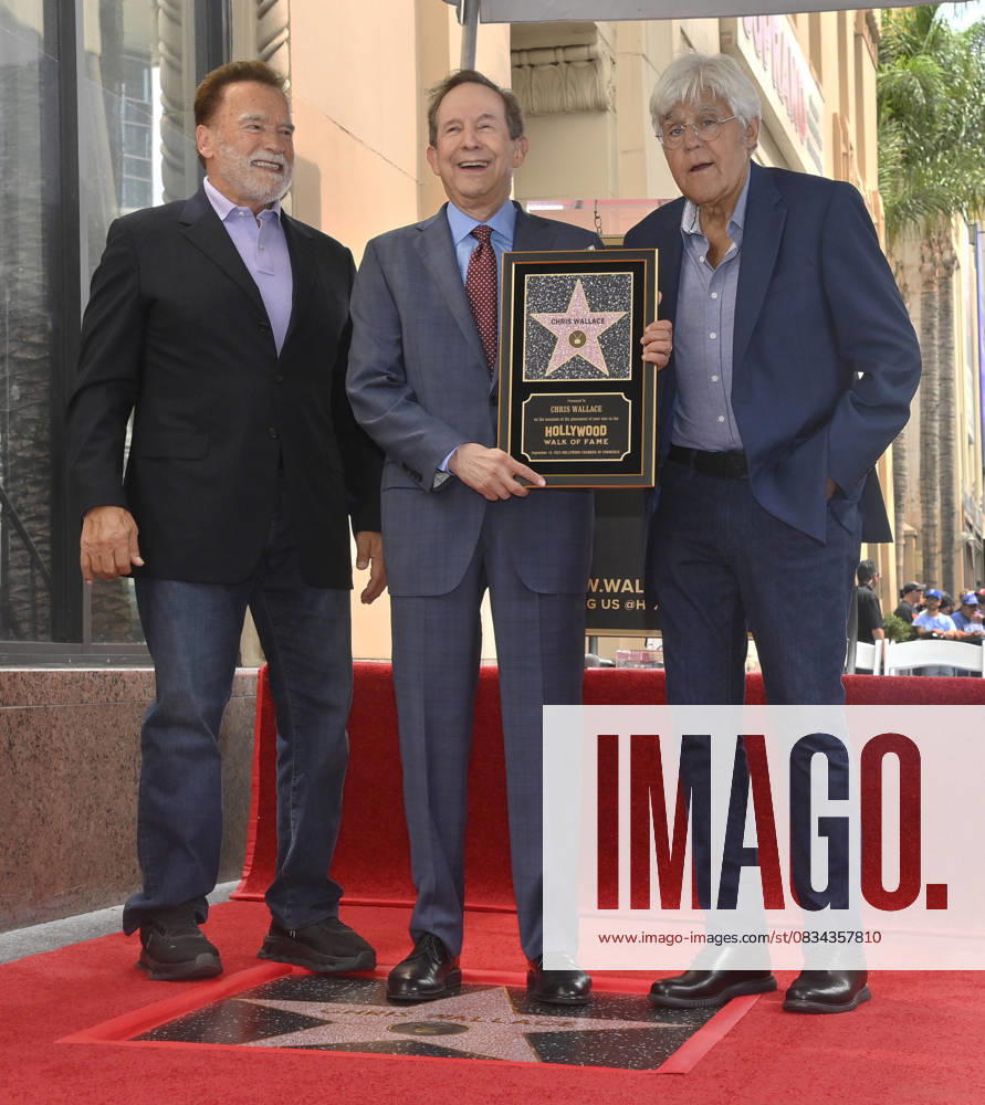 Bilder des Jahres 2025, Entertainment 09 September US journalist Chris Wallace (C) is joined by Arnold Schwarzenegger (L) and Jay Leno during an unveiling ceremony honoring him with the 2,820th star on the Hollywood Walk of Fame in Los Angeles on Thursday, September 18, 2025. LAP2025091806 JIMxRUYMEN