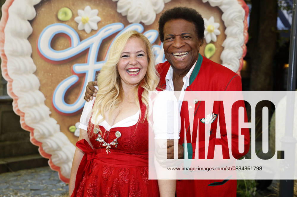 Roberto Blanco with wife Luzandra Strassburg arriving at the ProSieben TV show HeidiFest by Heidi Klum at Hofbräuhaus Munich Munich, 18 09 2025 Foto:xK.xKriegerx xFuturexImagex heidifest_5667