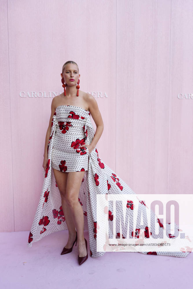 Bilder des Jahres 2025, Entertainment 09 September Carolina Herrera presents her Spring-Summer 2026 collection Karolina Kurkova attends Carolina Herrera s Spring-Summer 2026 collection at Plaza Mayor on September 18, 2025 in Madrid, Spain Photo by IMAGO MPG