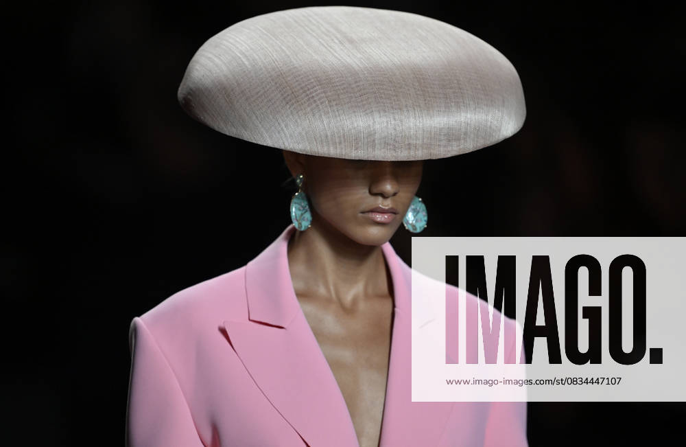 Bilder des Jahres 2025, Entertainment 09 September Mercedes Benz Fashion Week Madrid MADRID, SPAIN - SEPTEMBER 19: A model presents a creation from Isabel Sanchis spring-summer 2026 collection during the Mercedes Benz Fashion Week at IFEMA in Madrid, Spain on September 19, 2025. Burak Akbulut Anadolu Madrid Spain. Editorial use only. Please get in touch for any other usage.