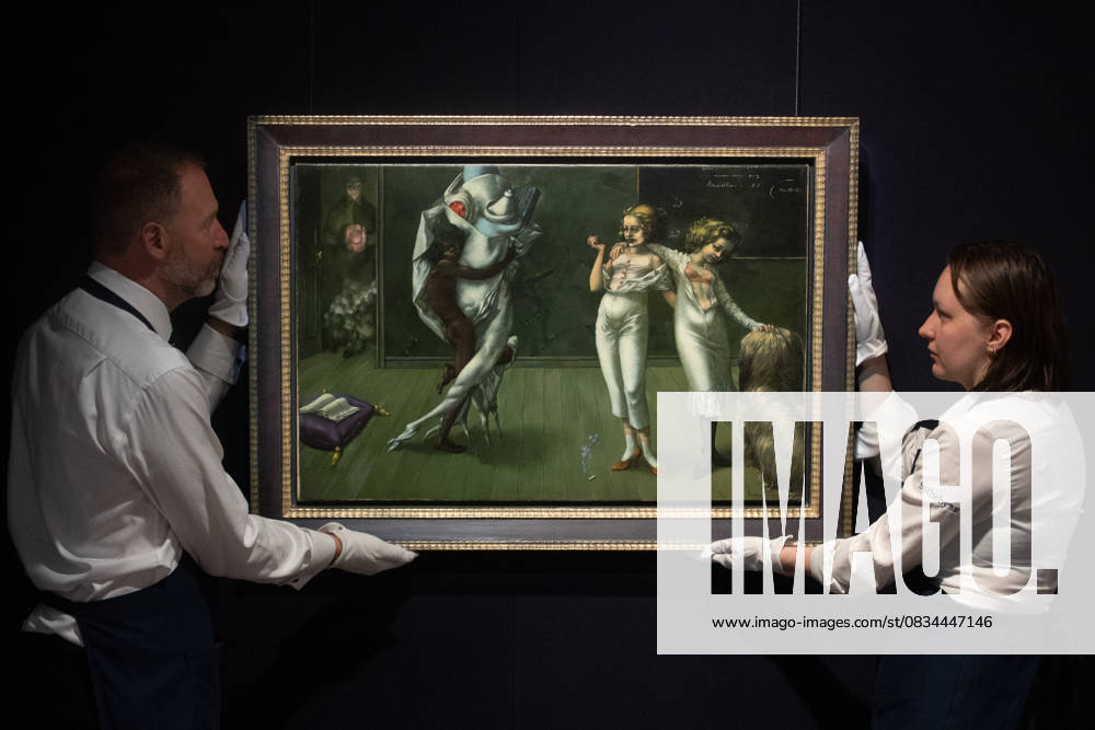Bilder des Jahres 2025, Entertainment 09 September Sotheby s EXQUISITE CORPUS: Surrealist Treasures from a Private Collection Auction - 19 Sep 2025 - London, UK Art handlers hold Interior with Sudden Joy by Dorothea Tanning (est. $2m - £3m USD) at Sotheby s EXQUISITE CORPUS: Surrealist Treasures from a Private Collection Auction on view from today 19th September 2025 - 23 September 2025 at Sotheby s, London, England, UK on Friday 19 September, 2025., Credit:Justin Ng Avalon UK, England, London, Sotheby s