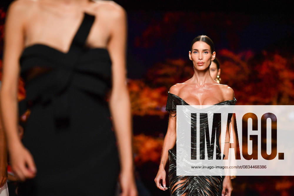 Bilder des Jahres 2025, Entertainment 09 September Mercedes-Benz Fashion Week Madrid, Spain - 19 Sep 2025 A model walks the runway wearing a design by ISABEL SANCHIS during Mercedes-Benz Fashion Week de Madrid in IFERMA. Madrid Spain