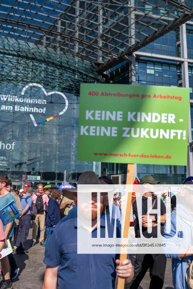 Zahlreiche Abtreibungsgegner haben am Samstag (20.09.2025) in Berlin an einem Marsch fuer das Leben teilgenommen. Initiator war der Bundesverband Lebensrecht. Ein Polizeisprecher sprach am Nachmittag von rund 2.500 Teilnehmerinnen und Teilnehmern. Start und Endpunkt war der Hauptbahnhof. Bei zwei Gegenveranstaltungen im Berliner Regierungsviertel forderten mehrere Hundert Menschen unter anderem eine Entkriminalisierung von Schwangerschaftsabbruechen. Bei der vom Bundesverband Lebensrecht initiierten Demonstration hiess es auf Plakaten unter anderem Abtreibung ist Unrecht , No Children - no Future , Menschenwuerde kennt kein Alter und Inklusion beginnt vor der Geburt . Unterstuetzt wurden sie von einigen katholischen Bischoefen.(Siehe