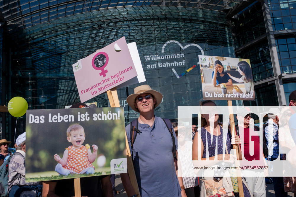 Zahlreiche Abtreibungsgegner haben am Samstag (20.09.2025) in Berlin an einem Marsch fuer das Leben teilgenommen. Initiator war der Bundesverband Lebensrecht. Ein Polizeisprecher sprach am Nachmittag von rund 2.500 Teilnehmerinnen und Teilnehmern. Start und Endpunkt war der Hauptbahnhof. Bei zwei Gegenveranstaltungen im Berliner Regierungsviertel forderten mehrere Hundert Menschen unter anderem eine Entkriminalisierung von Schwangerschaftsabbruechen. Bei der vom Bundesverband Lebensrecht initiierten Demonstration hiess es auf Plakaten unter anderem Abtreibung ist Unrecht , No Children - no Future , Menschenwuerde kennt kein Alter und Inklusion beginnt vor der Geburt . Unterstuetzt wurden sie von einigen katholischen Bischoefen.(Siehe