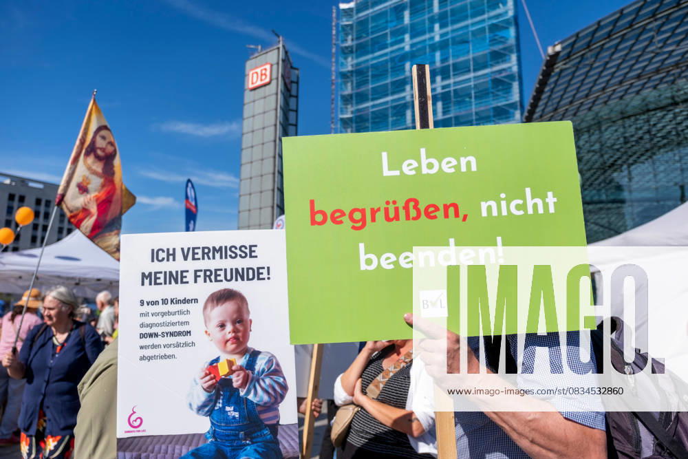 Zahlreiche Abtreibungsgegner haben am Samstag (20.09.2025) in Berlin an einem Marsch fuer das Leben teilgenommen. Initiator war der Bundesverband Lebensrecht. Ein Polizeisprecher sprach am Nachmittag von rund 2.500 Teilnehmerinnen und Teilnehmern. Start und Endpunkt war der Hauptbahnhof. Bei zwei Gegenveranstaltungen im Berliner Regierungsviertel forderten mehrere Hundert Menschen unter anderem eine Entkriminalisierung von Schwangerschaftsabbruechen. Bei der vom Bundesverband Lebensrecht initiierten Demonstration hiess es auf Plakaten unter anderem Abtreibung ist Unrecht , No Children - no Future , Menschenwuerde kennt kein Alter und Inklusion beginnt vor der Geburt . Unterstuetzt wurden sie von einigen katholischen Bischoefen.(Siehe