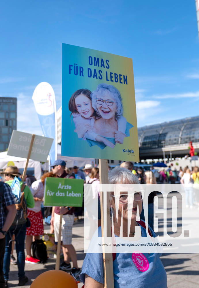 Zahlreiche Abtreibungsgegner haben am Samstag (20.09.2025) in Berlin an einem Marsch fuer das Leben teilgenommen. Initiator war der Bundesverband Lebensrecht. Ein Polizeisprecher sprach am Nachmittag von rund 2.500 Teilnehmerinnen und Teilnehmern. Start und Endpunkt war der Hauptbahnhof. Bei zwei Gegenveranstaltungen im Berliner Regierungsviertel forderten mehrere Hundert Menschen unter anderem eine Entkriminalisierung von Schwangerschaftsabbruechen. Bei der vom Bundesverband Lebensrecht initiierten Demonstration hiess es auf Plakaten unter anderem Abtreibung ist Unrecht , No Children - no Future , Menschenwuerde kennt kein Alter und Inklusion beginnt vor der Geburt . Unterstuetzt wurden sie von einigen katholischen Bischoefen.(Siehe