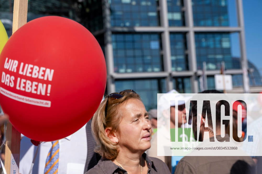Zahlreiche Abtreibungsgegner haben am Samstag (20.09.2025) in Berlin an einem Marsch fuer das Leben teilgenommen. (Foto: Beatrix von Storch, AfD) Initiator war der Bundesverband Lebensrecht. Ein Polizeisprecher sprach am Nachmittag von rund 2.500 Teilnehmerinnen und Teilnehmern. Start und Endpunkt war der Hauptbahnhof. Bei zwei Gegenveranstaltungen im Berliner Regierungsviertel forderten mehrere Hundert Menschen unter anderem eine Entkriminalisierung von Schwangerschaftsabbruechen. Bei der vom Bundesverband Lebensrecht initiierten Demonstration hiess es auf Plakaten unter anderem Abtreibung ist Unrecht , No Children - no Future , Menschenwuerde kennt kein Alter und Inklusion beginnt vor der Geburt . Unterstuetzt wurden sie von einige