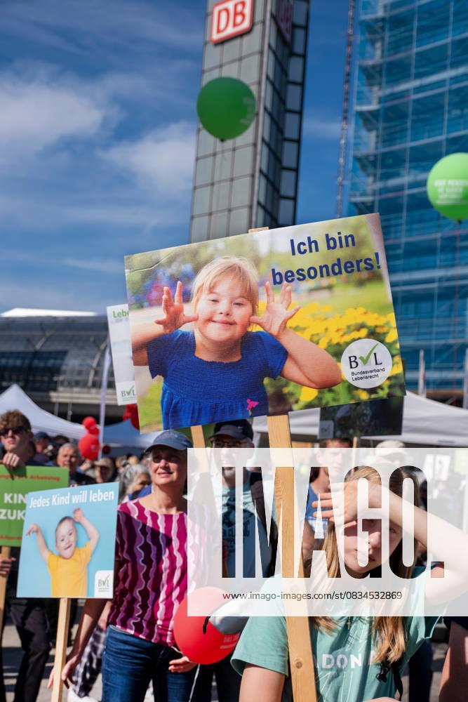 Zahlreiche Abtreibungsgegner haben am Samstag (20.09.2025) in Berlin an einem Marsch fuer das Leben teilgenommen. Initiator war der Bundesverband Lebensrecht. Ein Polizeisprecher sprach am Nachmittag von rund 2.500 Teilnehmerinnen und Teilnehmern. Start und Endpunkt war der Hauptbahnhof. Bei zwei Gegenveranstaltungen im Berliner Regierungsviertel forderten mehrere Hundert Menschen unter anderem eine Entkriminalisierung von Schwangerschaftsabbruechen. Bei der vom Bundesverband Lebensrecht initiierten Demonstration hiess es auf Plakaten unter anderem Abtreibung ist Unrecht , No Children - no Future , Menschenwuerde kennt kein Alter und Inklusion beginnt vor der Geburt . Unterstuetzt wurden sie von einigen katholischen Bischoefen.(Siehe