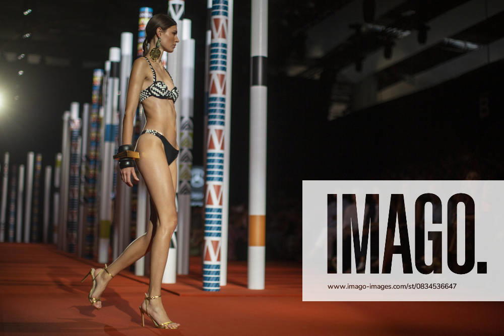 Bilder des Jahres 2025, Entertainment 09 September September 20, 2025, Madrid, Madrid, Spain: A model walks the runway for during the Dolores Cortes Spring Summer 2026 collection runway show during the 40th Mercedes-Benz Fashion Week in Madrid. Madrid Spain - ZUMAs296 20250920_znp_s296_027