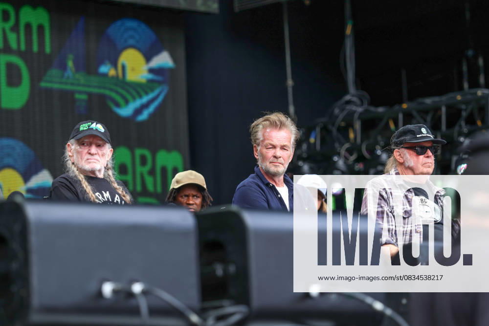 Bilder des Jahres 2025, Entertainment 09 September Farm Aid 40 Music Festival Willie Nelson, John Mellencamp, and Neil Young look on during a press conference at the Farm Aid 40 Music Festival in Minneapolis, Minnesota, on September 20, 2025. Minneapolis Minnesota USA