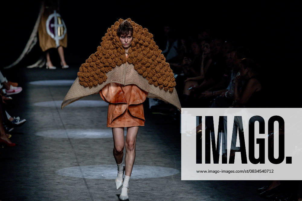 Bilder des Jahres 2025, Entertainment 09 September Angel Schlessers fashion show at MBFW Madrid A model during Angel Schlessers fashion show, at the 82nd edition of Mercedes Benz Fashion Week Madrid, at Ifema in Madrid, on September 20, 2025, in Madrid Spain This years edition is held from September 17 to 21 and commemorates the 40th anniversary of the catwalk The SS25 collection, Antonte, which means the day before yesterday in Galician, paid tribute to the designers roots, using natural linen as a common thread and divided into three stages from classic purity, through garments with plastic and architectural interventions, to sculptural pieces with hand finishes, embroidery and draping 20 SEPTEMBER 2025 FASHION SHOW MODEL MBFW FASHION WEEK MADRID Madrid Madrid Spain