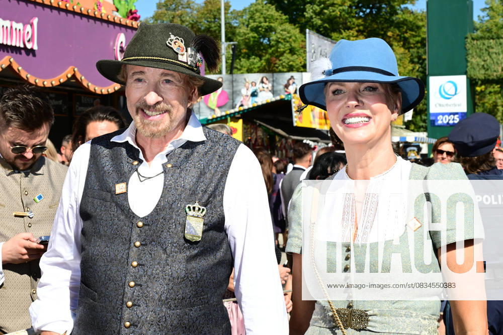 Oktoberfest Thomas Gottschalk and Karina Mroß in front of the Marstall at the Wiesn entry of the breweries and festival hosts for the opening of the 190 Oktoberfest on 20 09 2025 in Munich, Germany, Upper Bavaria Munich Theresienwiese Upper Bavaria Germany