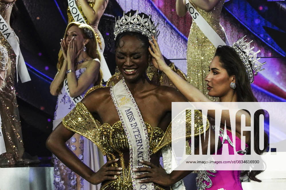 Bilder des Jahres 2025, Entertainment 09 September Miss International Queen 2025 Transgender Beauty Contest In Pattaya. Miss International Queen contestant Midori Monet of the USA reacts after being crowned the winner of the Miss International Queen 2025 transgender beauty contest at Tiffany s Show Theatre in Pattaya, Chonburi Province, Thailand, on September 20, 2025. Chonburi Province Chonburi Province Thailand
