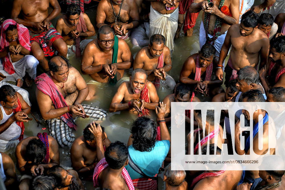 Bilder des Jahres 2025, News September 09 Mahalaya celebration in Kolkata, India - 21 Sept 2025 Thousands of devotees are seen in the River Ganges during the Mahalaya celebration. Mahalaya is celebrated at the end of Shradh or Pitru Paksha, a 16-day period when Hindus pay homage to their ancestors. Kolkata India