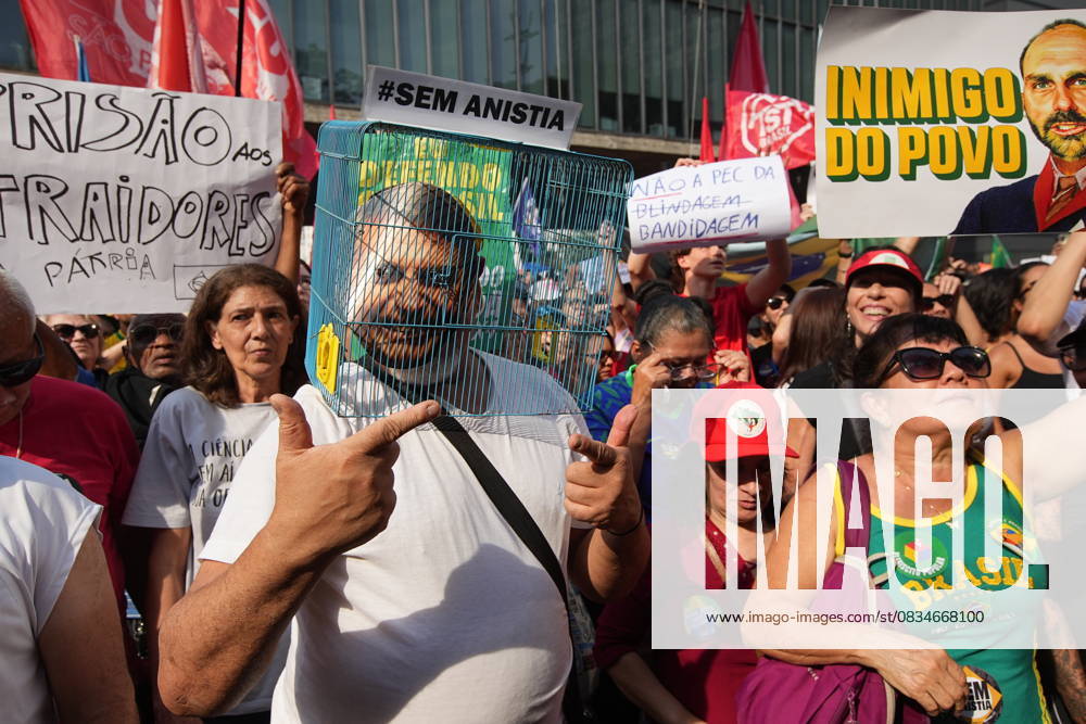 Bilder des Jahres 2025, News September 09 Protest held on Paulista Avenue against Congress and Bolsonaro amnesty SAO PAULO, BRAZIL - SEPTEMBER 21: Thousands march along Avenida Paulista under the banner Congress, Enemy of the People to protest Congress and a proposed amnesty bill that could benefit former President Jair Bolsonaro on September 21, 2023 in Sao Paulo, Brazil on September 21, 2025. The protest came days after Brazil’s Supreme Court sentenced Bolsonaro to 27 years in prison for allegedly plotting a coup following his 2022 election defeat. Ratib Al Safadi Anadolu Sao Paulo Brazil. Editorial use only. Please get in touch for any other usage.