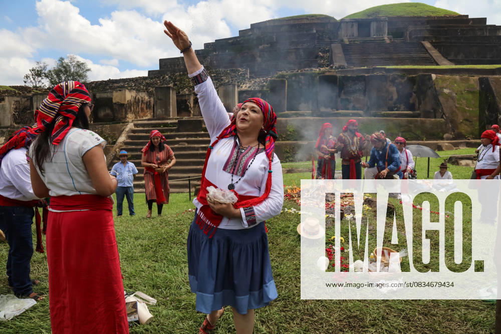 Bilder des Jahres 2025, News September 09 Mayan Ceremony for Autumn Equinox in El Salvador SANTA ANA, EL SALVADOR - SEPTEMBER 21: Indigenous people delivering offerings on an altar of fire and incense during a Mayan ceremony celebrating the autumnal equinox, at the Tazumal archaeological site, in the municipality of Chalchuapa, in Santa Ana, El Salvador on September 21, 2025. The autumnal equinox marks the end of summer in the Northern Hemisphere and is one of the two times of the year when day and night are of equal length across the entire planet. Alex Pena Anadolu Santa Ana El Salvador. Editorial use only. Please get in touch for any other usage.