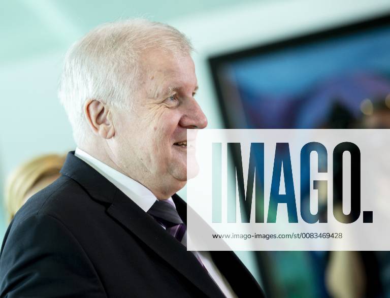 Federal Interior Minister Horst Seehofer CSU r before the Cabinet meeting on 30 05 2018 in Berlin Berlin Germany