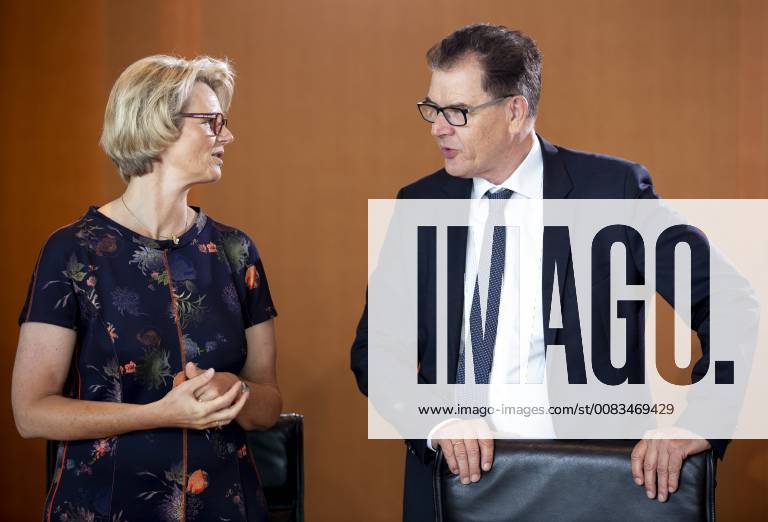 German Development Minister Gerd Mueller CSU r in conversation with Federal Education Minister Anja Karliczek CDU I before the Cabinet meeting on 30 05 2018 in Berlin Berlin Germany