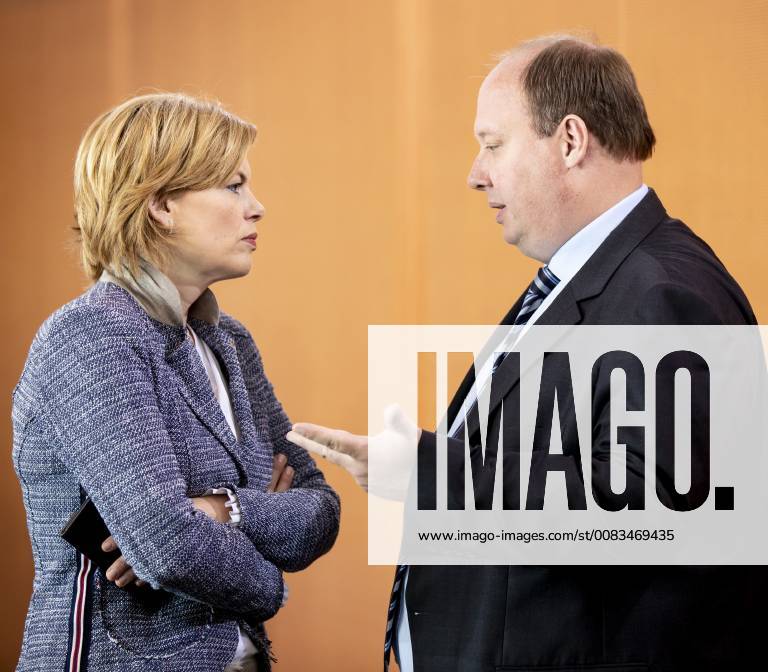 Federal Minister of Agriculture Julia Kloeckner CDU I in conversation with Helge Braun Chief of the Federal Chancellery r before the beginning of the Cabinet meeting on 30 05 2018 in Berlin Berlin Germany