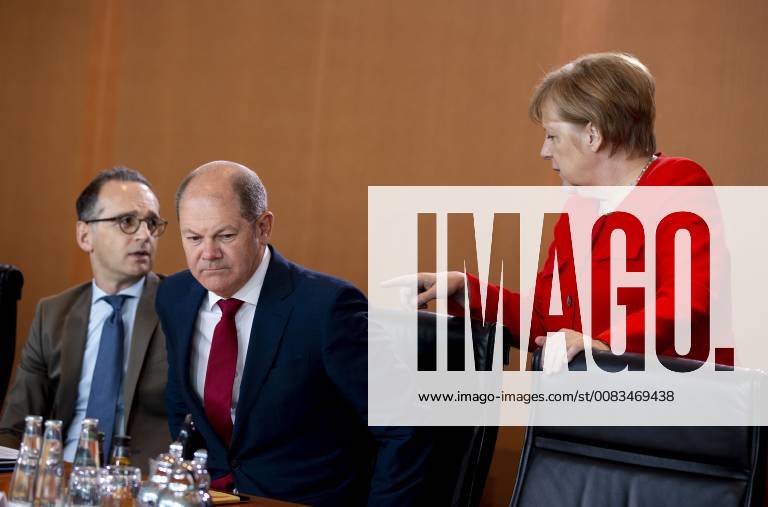 Chancellor Angela Merkel CDU r in conversation with Federal Foreign Minister Heiko Maas SPD I before the beginning of the Cabinet meeting on 30 05 2018 in Berlin Federal Finance Minister Olaf Scholz SPD 2 v Berlin Germany
