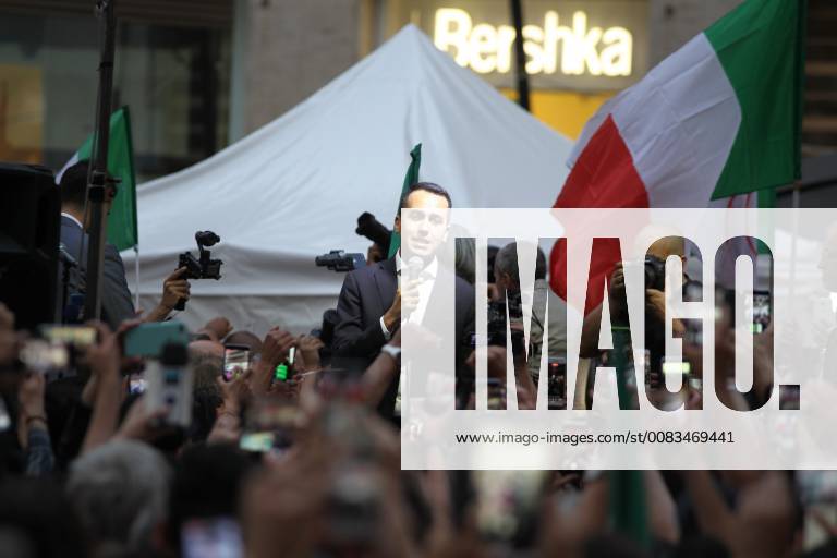 Italy: Manifestation with Luigi Di Maio Manifestation of the M5S in Naples with the militants of the M5S and with the political leader Luigi Di Maio. Naples Italy SalvatorexEsposito